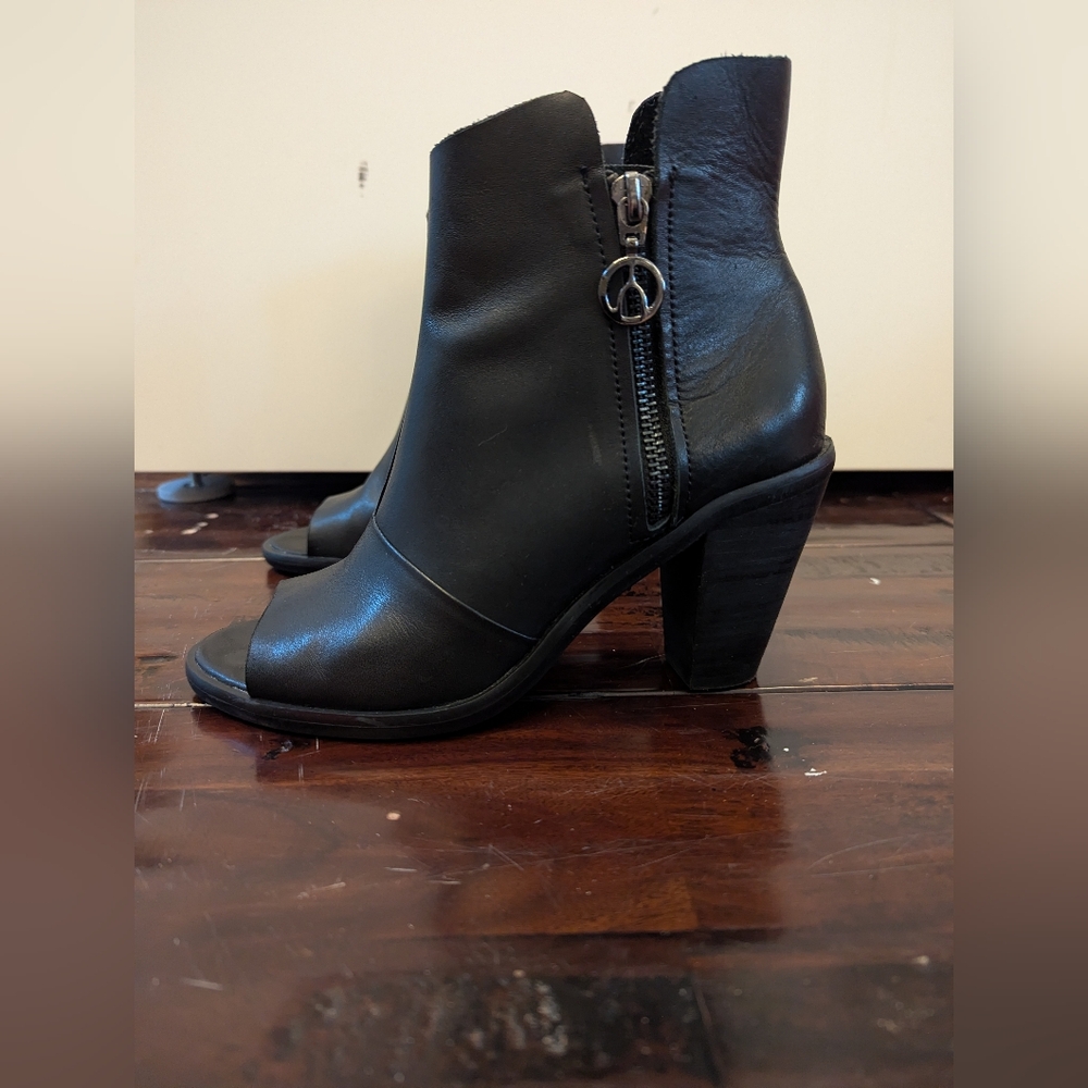 The Wishbone Collection Camomilla Black Leather Open Toe Booties